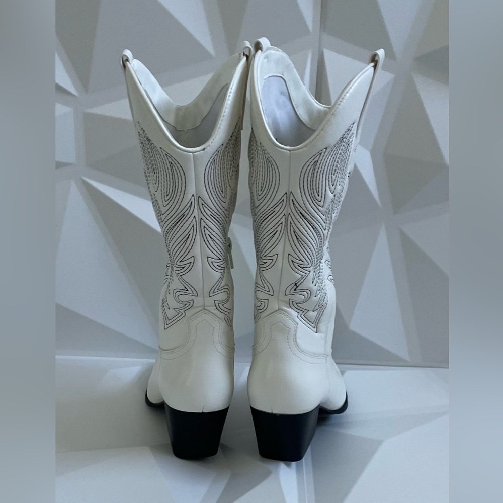 🤍ivory women's boots women’s 
Size: 6 - Picture 4 of 12